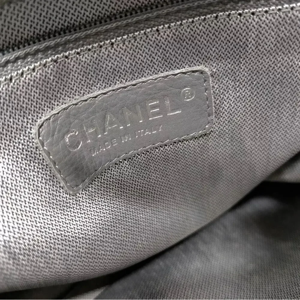 Chanel Vtg Black Vertical Quilted Leather Mademoiselle Ligne Camera Shoulder Bag